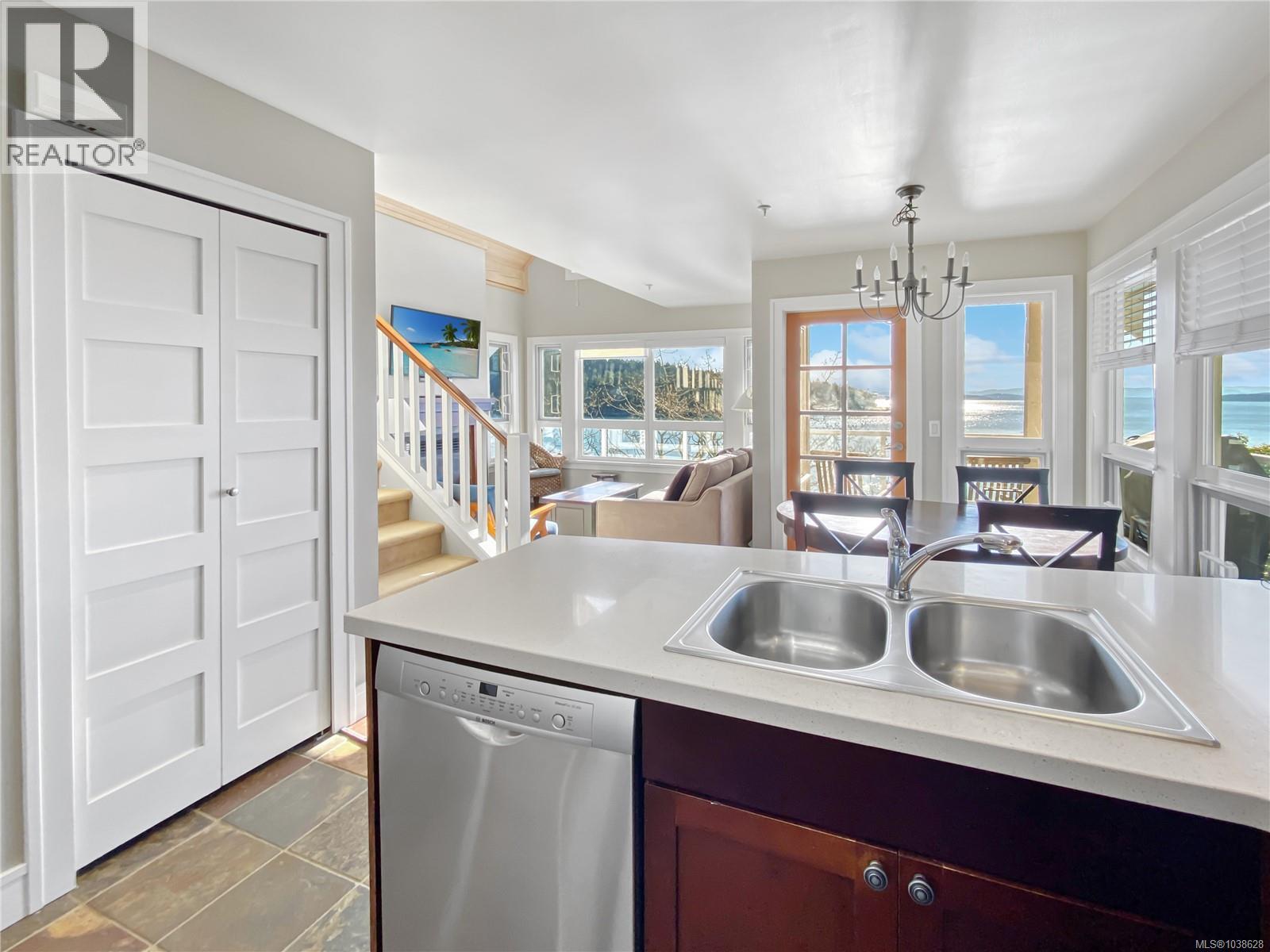 #10C 2315 Mackinnon Rd - 11