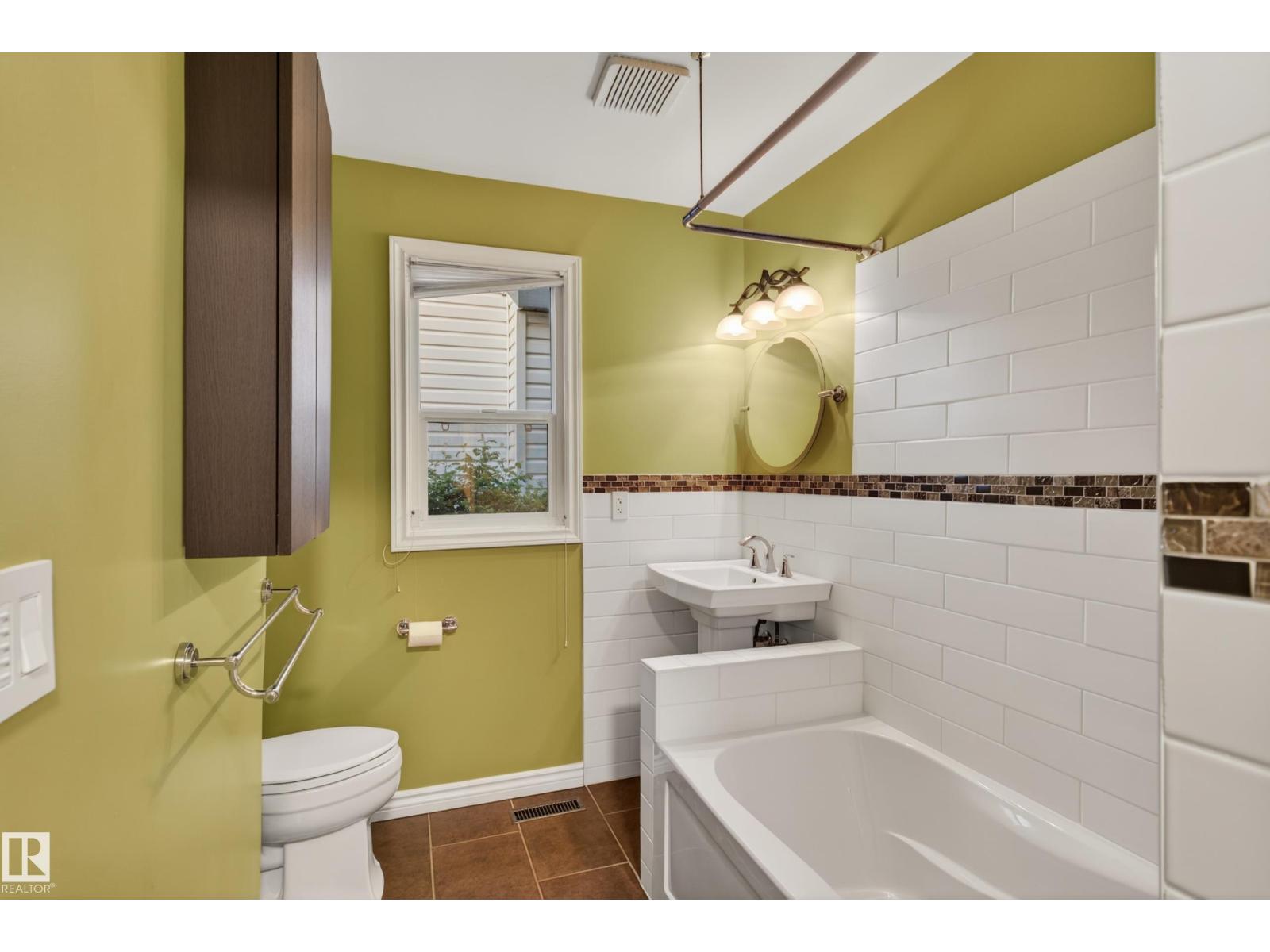 9830 77 AV NW - 14