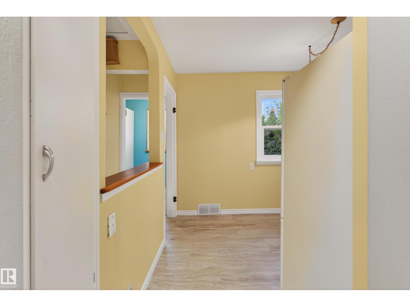 9830 77 AV NW - 18