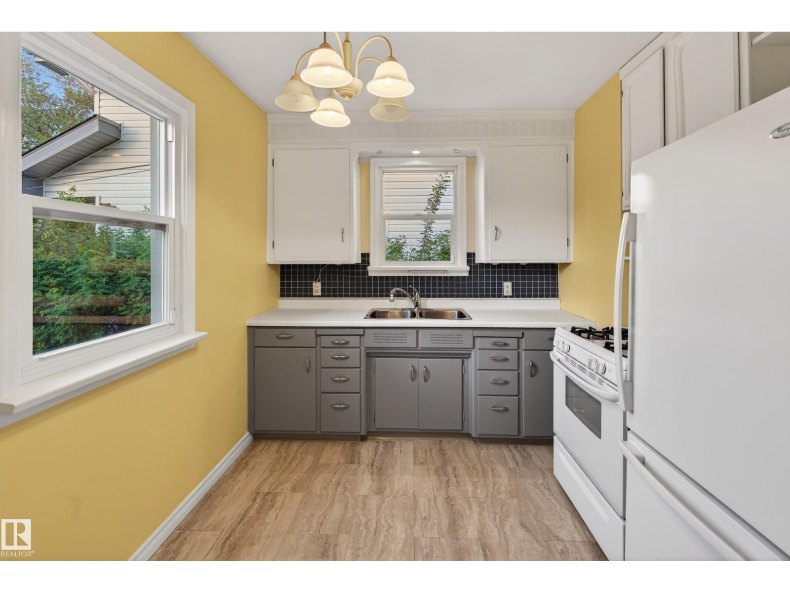 9830 77 AV NW - 19