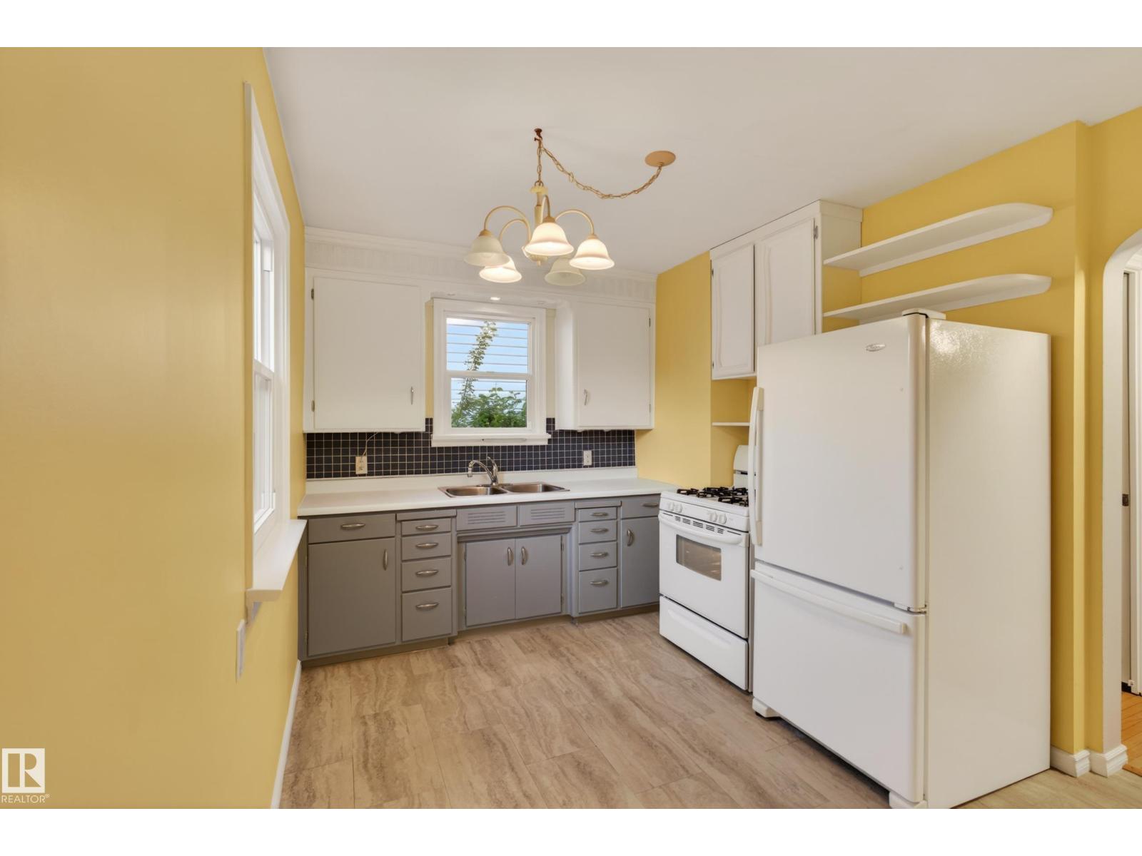9830 77 AV NW - 20