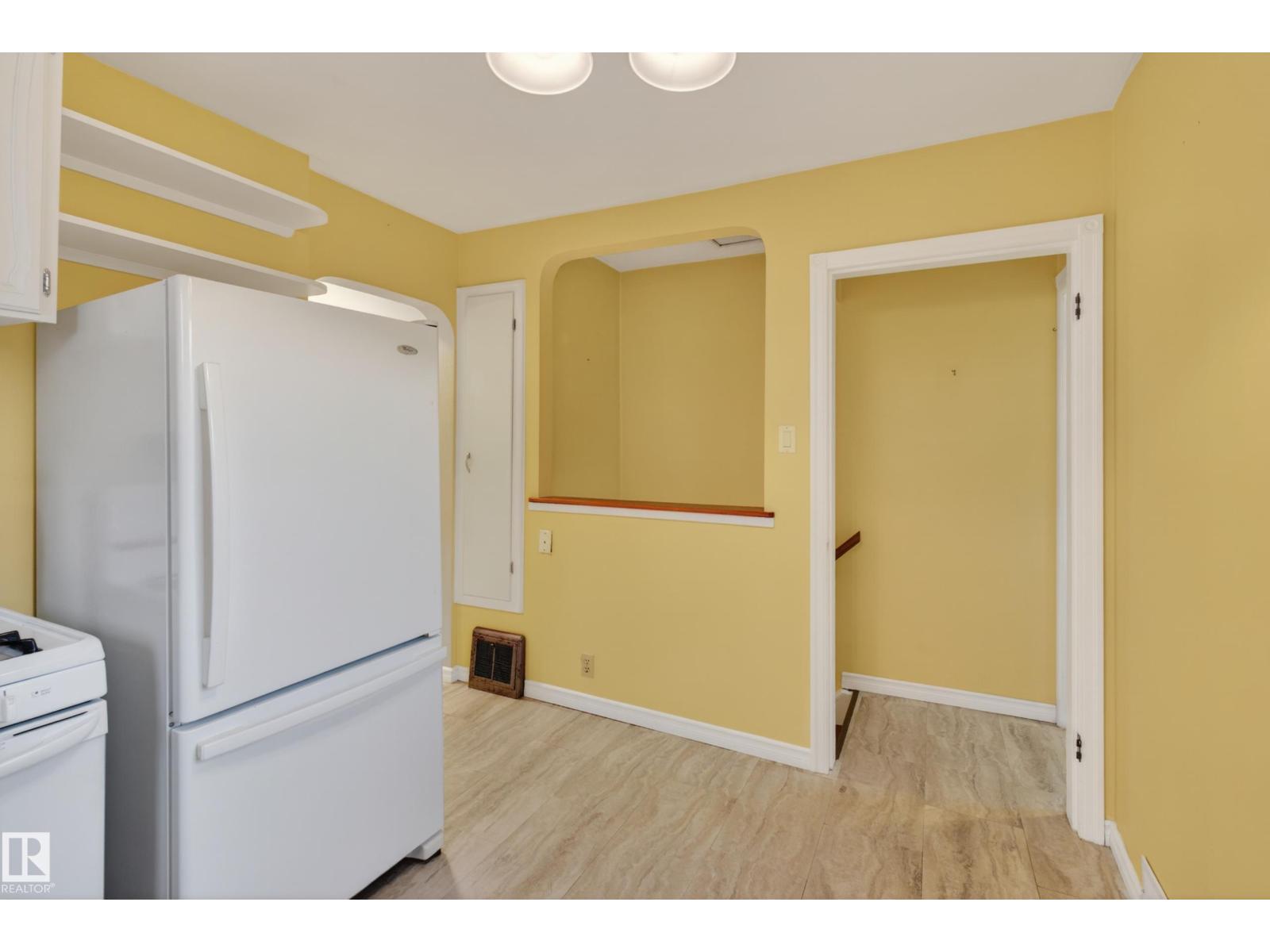 9830 77 AV NW - 21