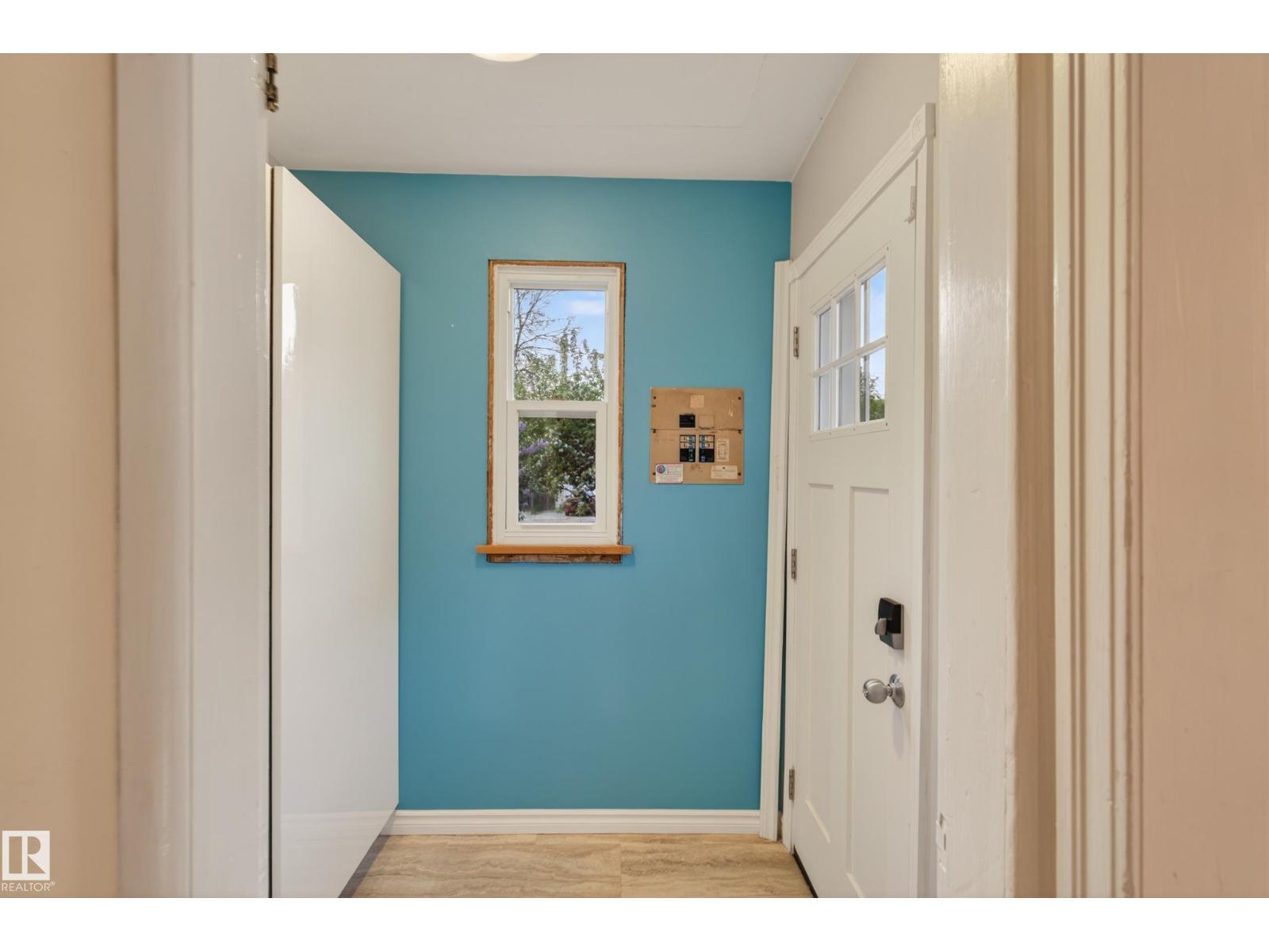 9830 77 AV NW - 23
