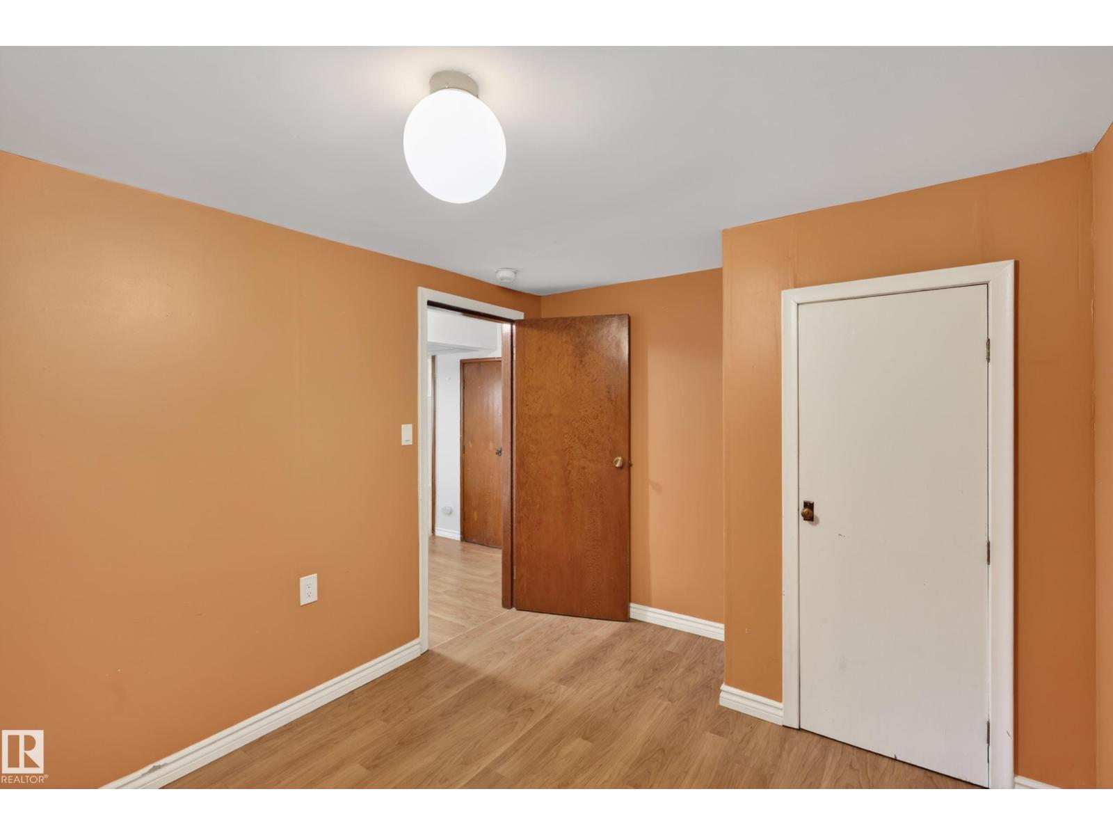 9830 77 AV NW - 26