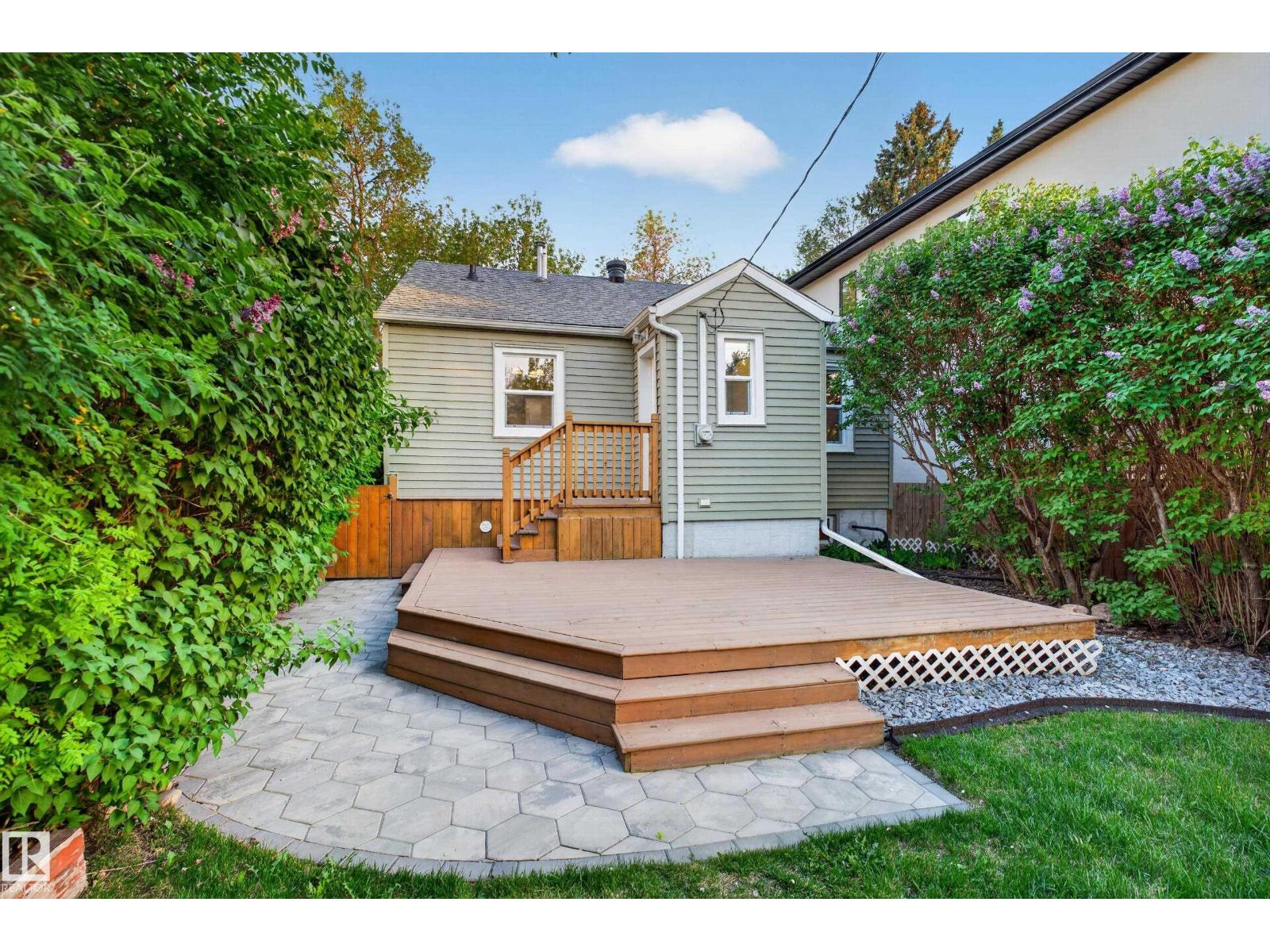 9830 77 AV NW - 35