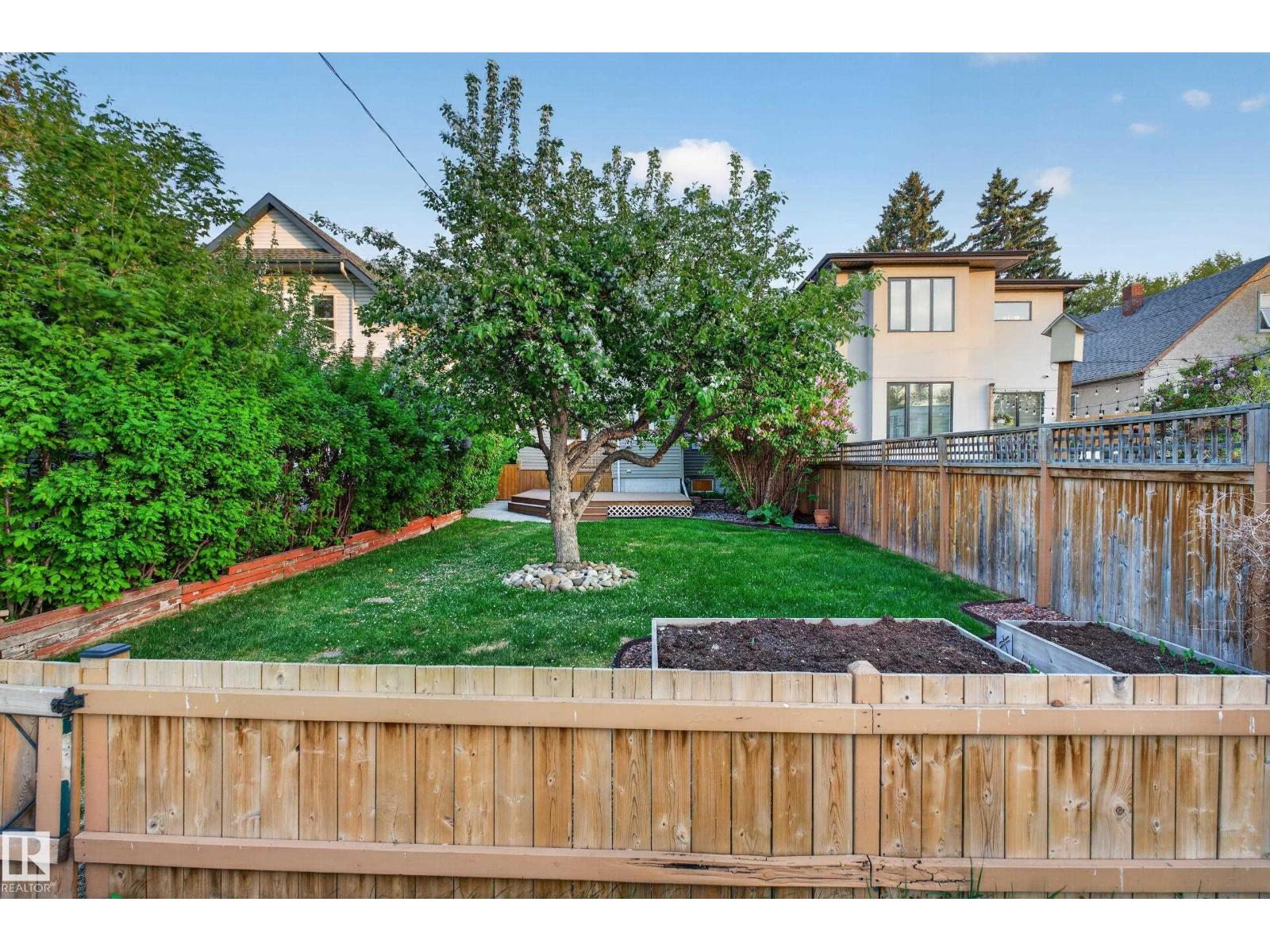 9830 77 AV NW - 37