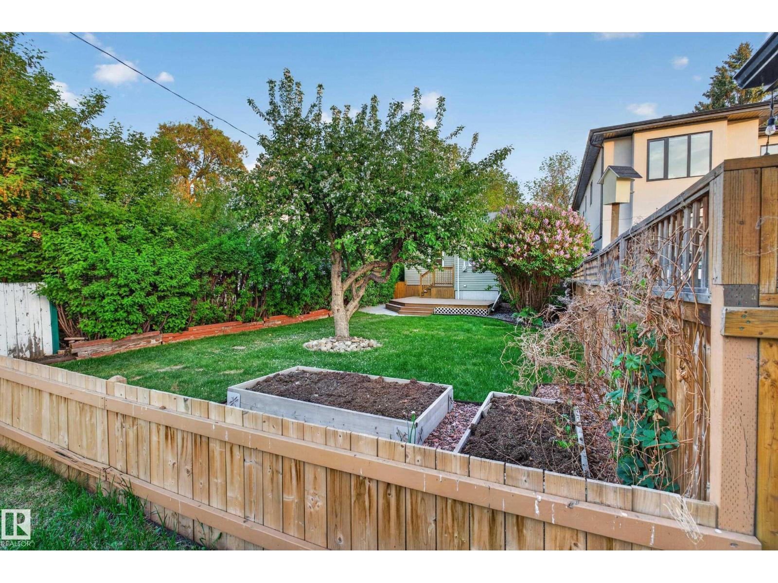 9830 77 AV NW - 38