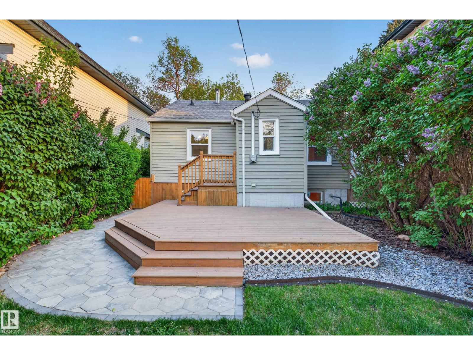 9830 77 AV NW - 40