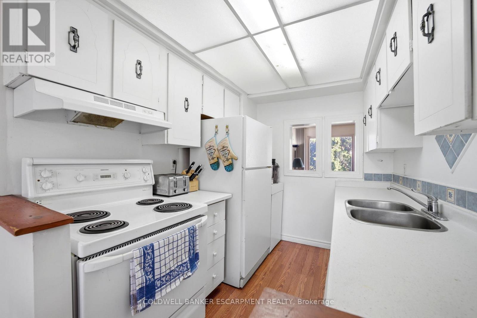 24 LINCOLN COURT E - 13
