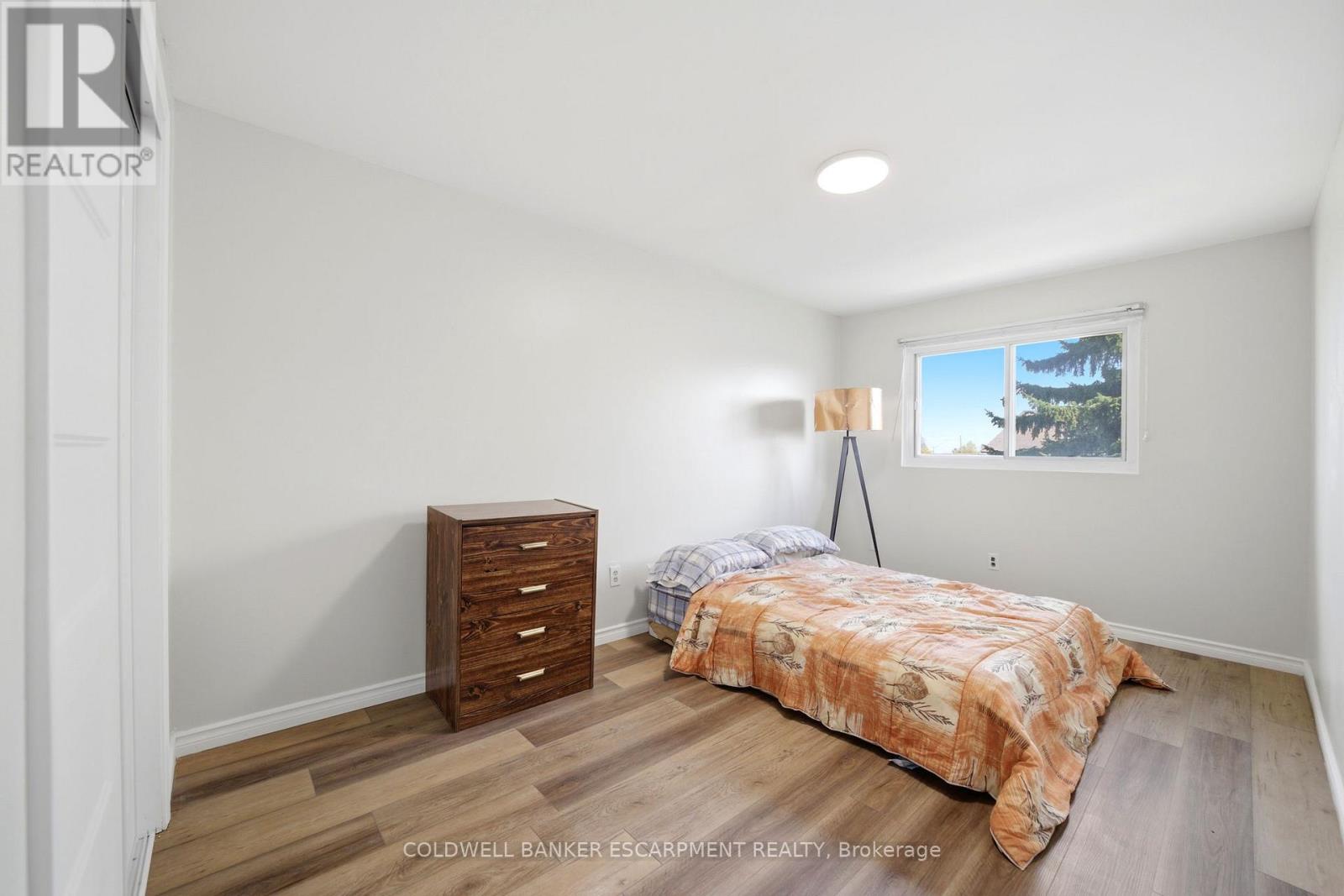 24 LINCOLN COURT E - 27
