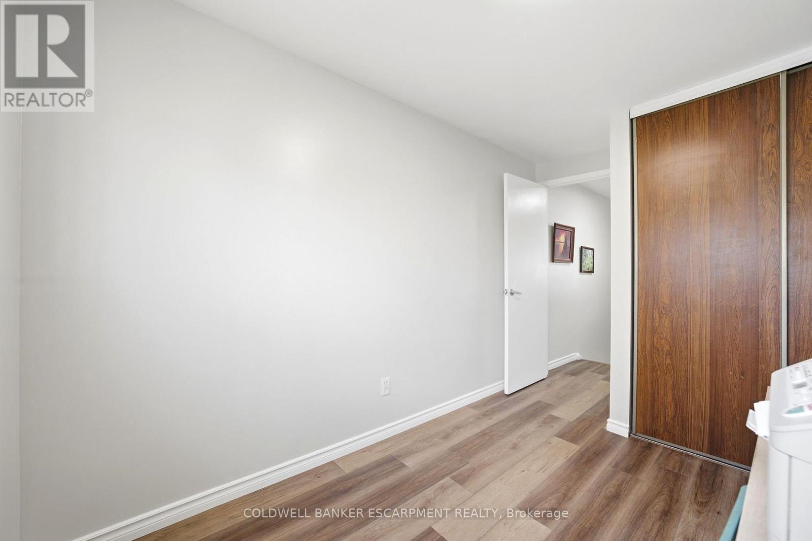 24 LINCOLN COURT E - 32