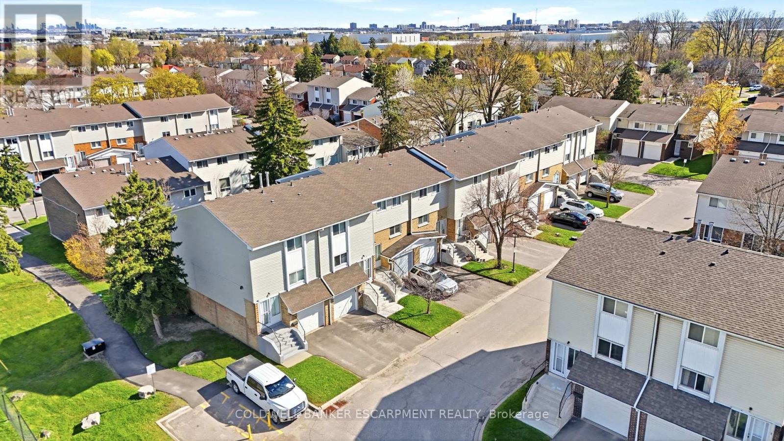 24 LINCOLN COURT E - 40