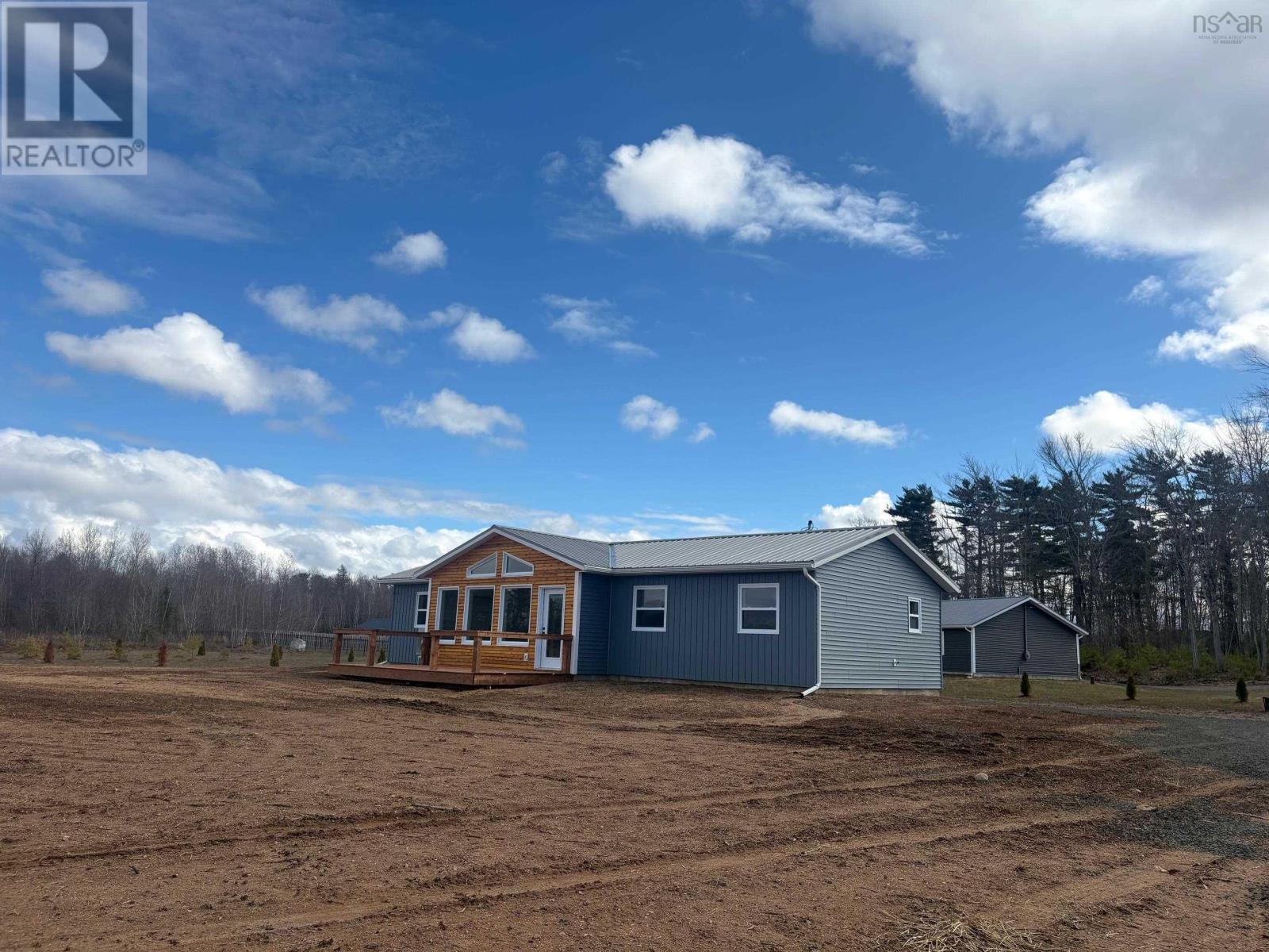 668 Whitman Road, Ward/Whitman - 6