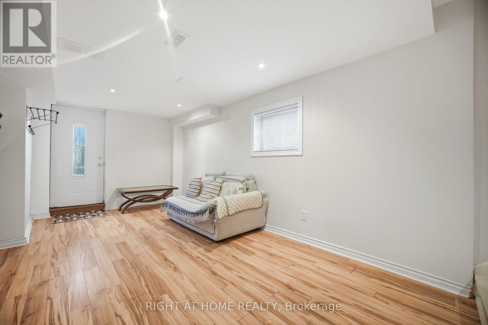 8 RICHELIEU COURT - 18