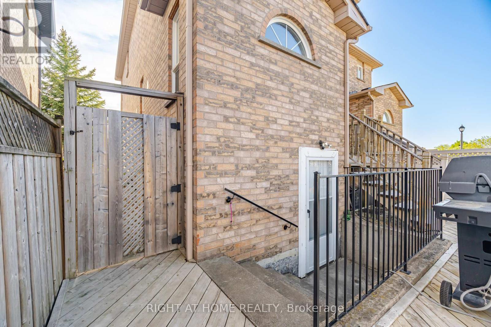 8 RICHELIEU COURT - 21