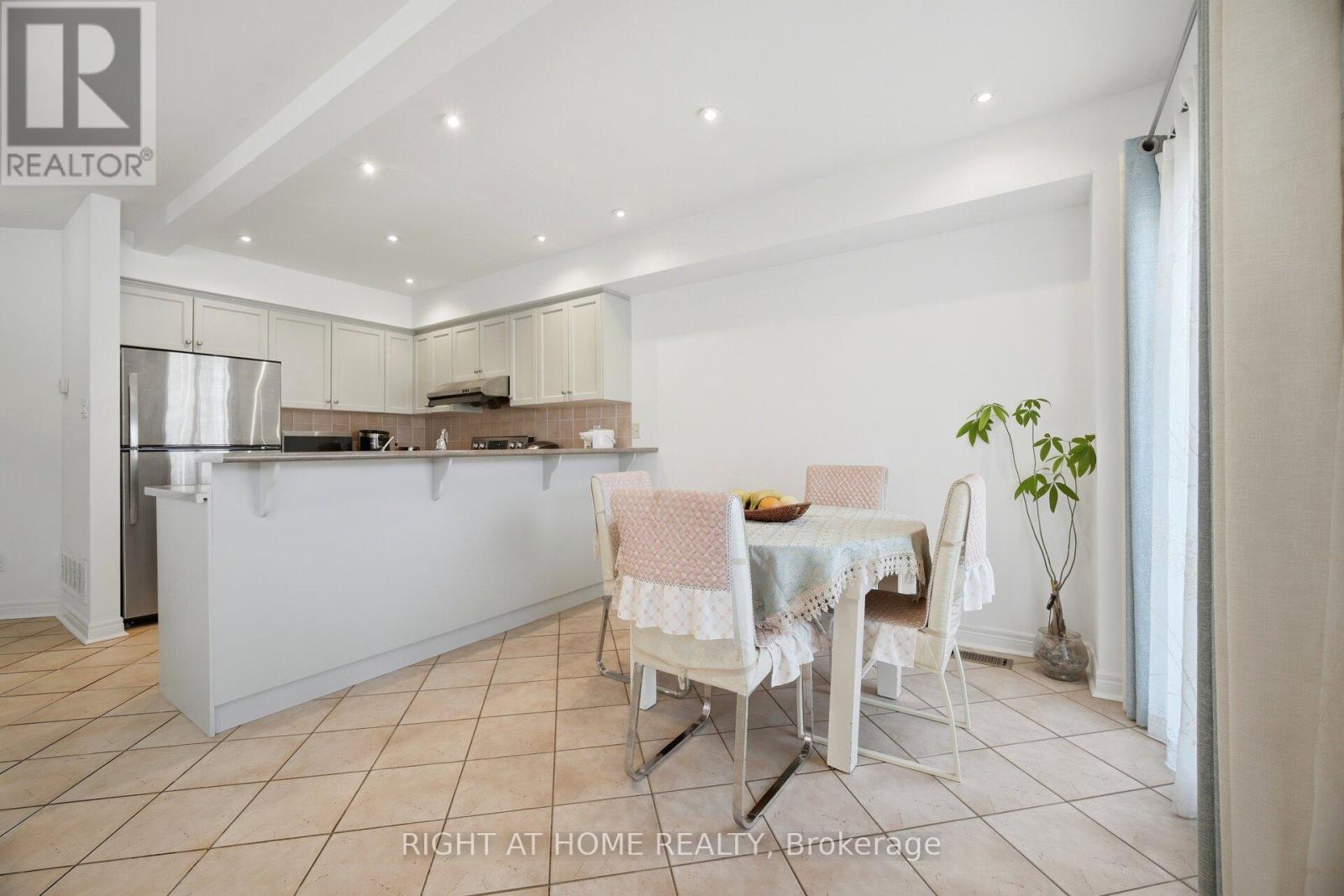 8 RICHELIEU COURT - 4