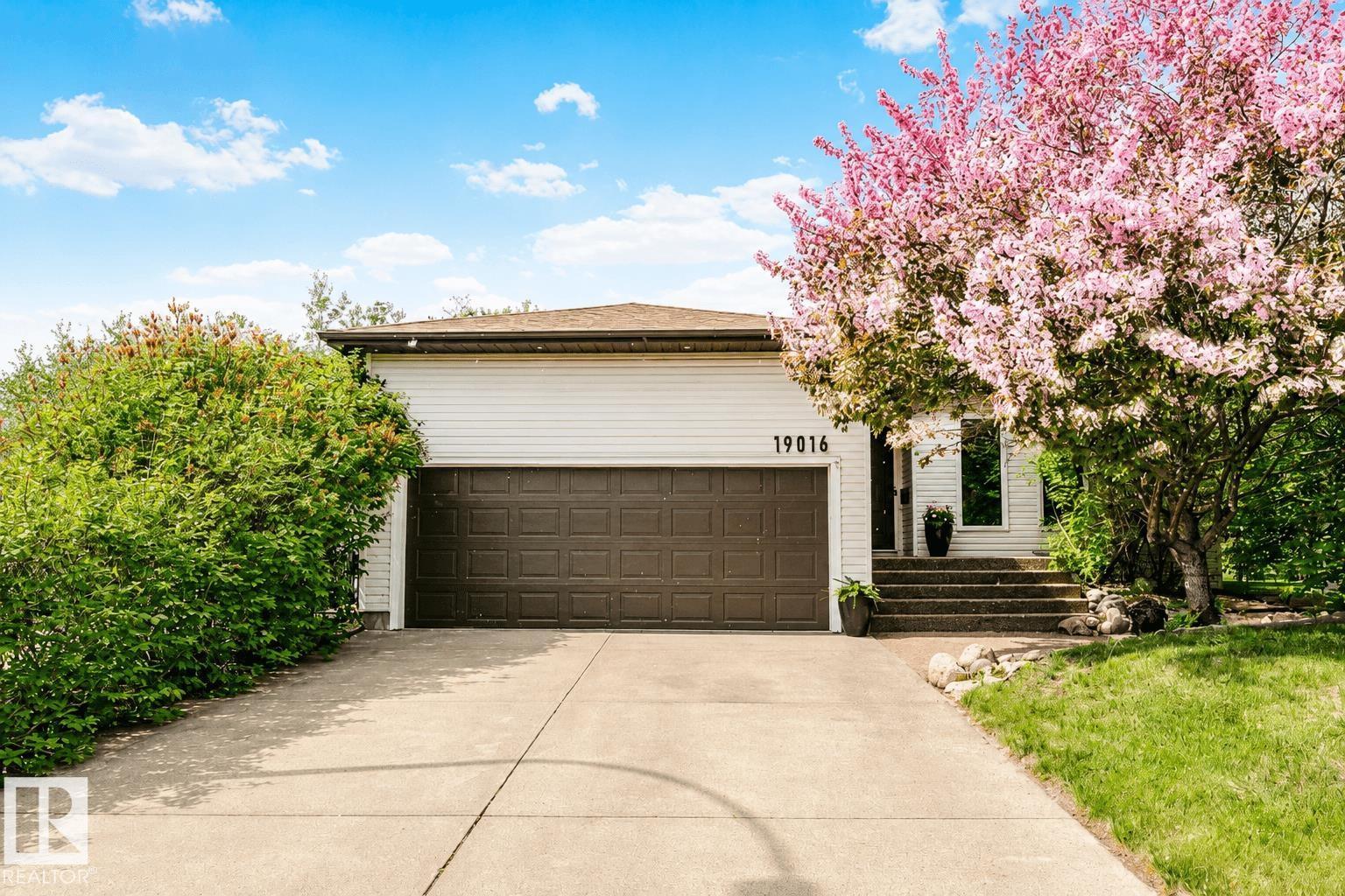 19016 92 AV NW exterior