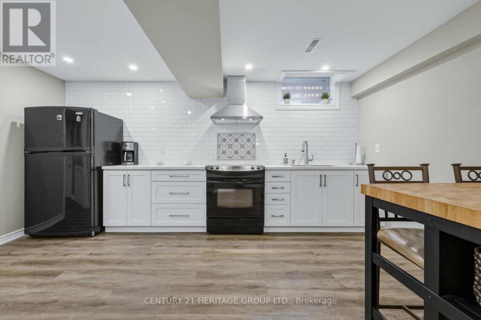 64 GARDINER DRIVE - 27