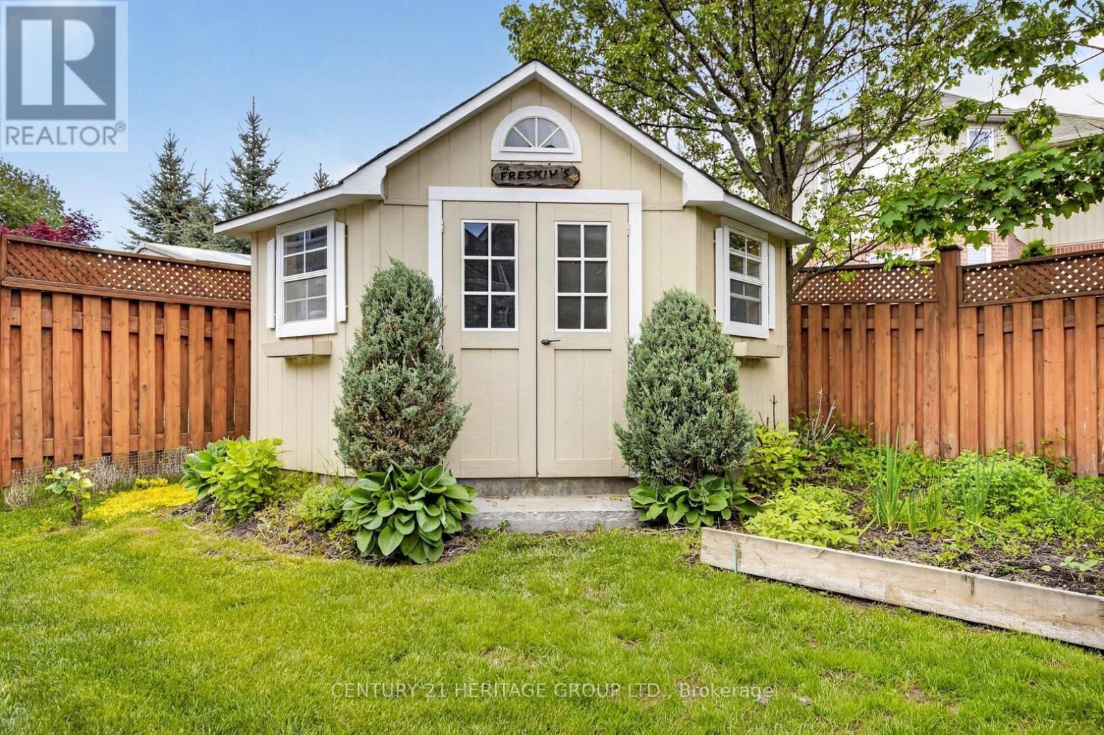 64 GARDINER DRIVE - 33