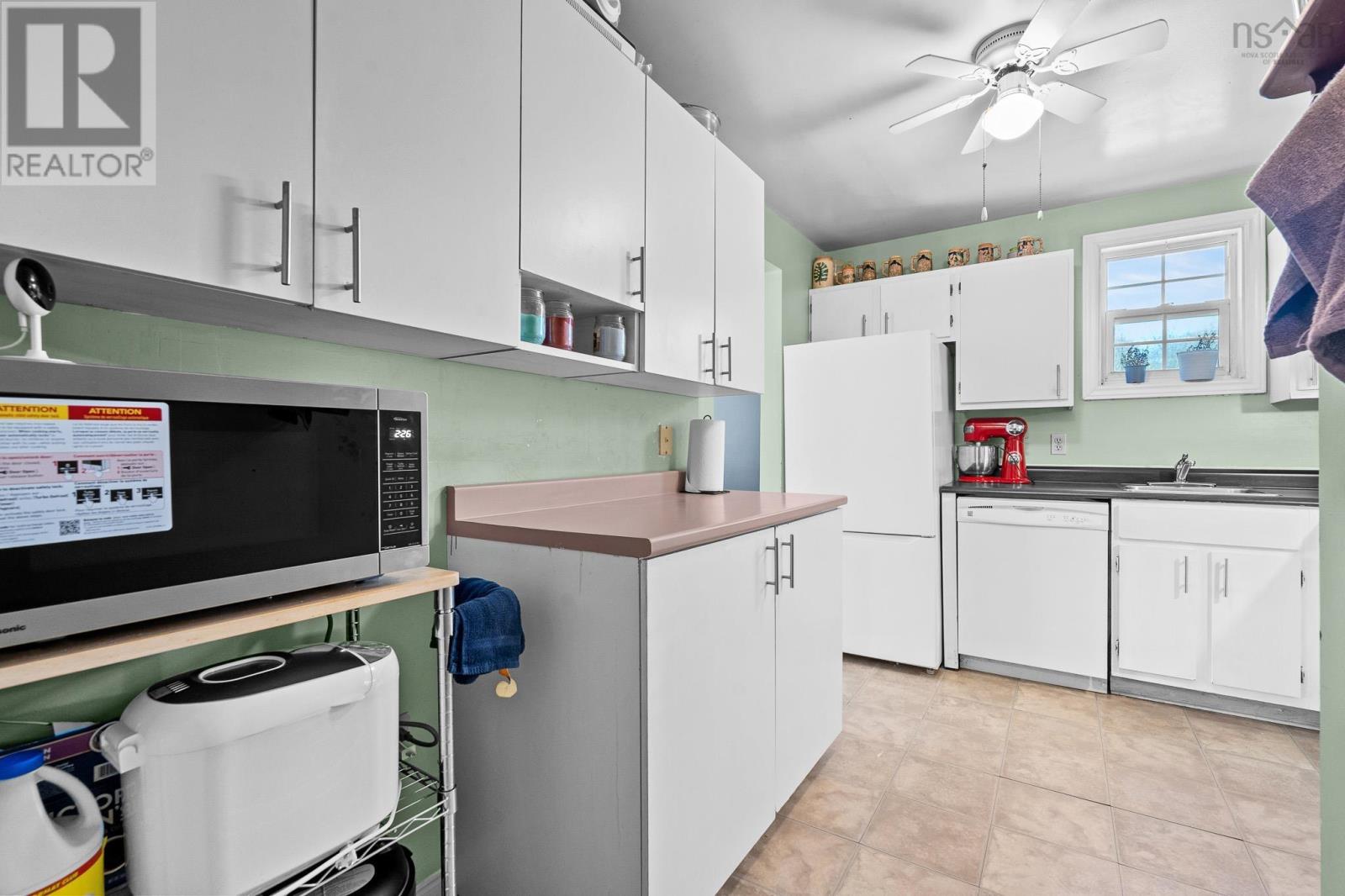 Property 35 of 39 of 131 79 Collins Grove