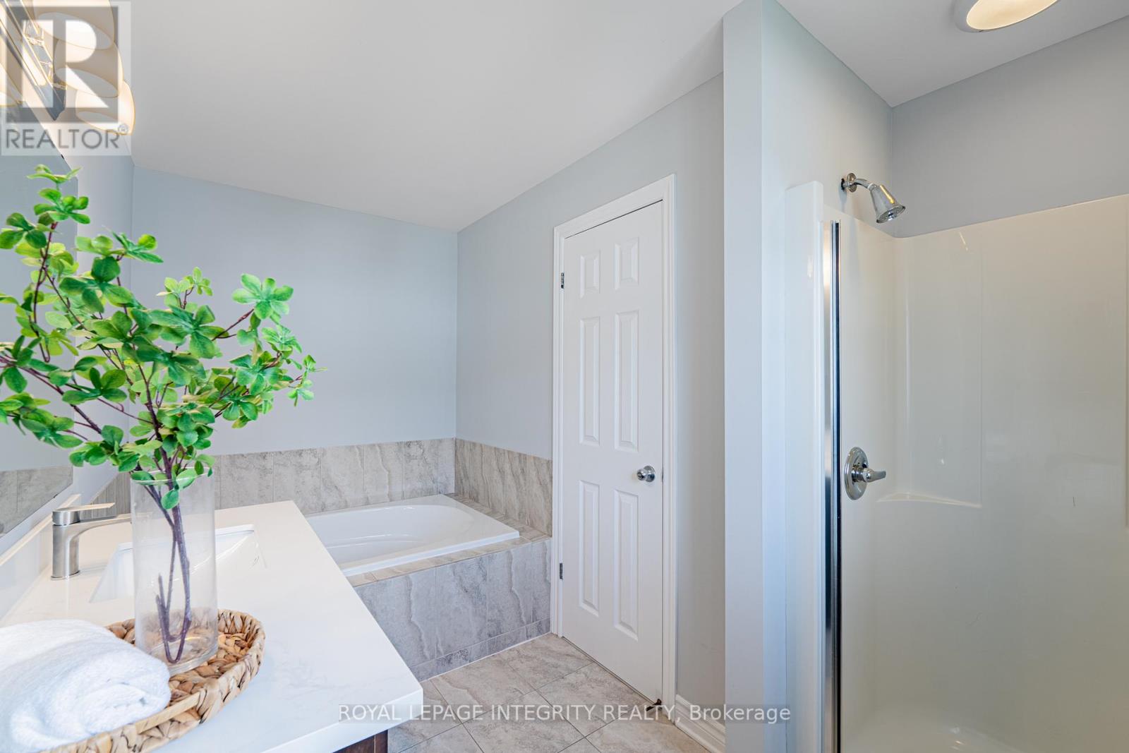 3 Bed, 3 Bath House for Sale in Ottawa – 132 MANCINI WAY E, Ottawa – MLS# X13214800 - Image 17
