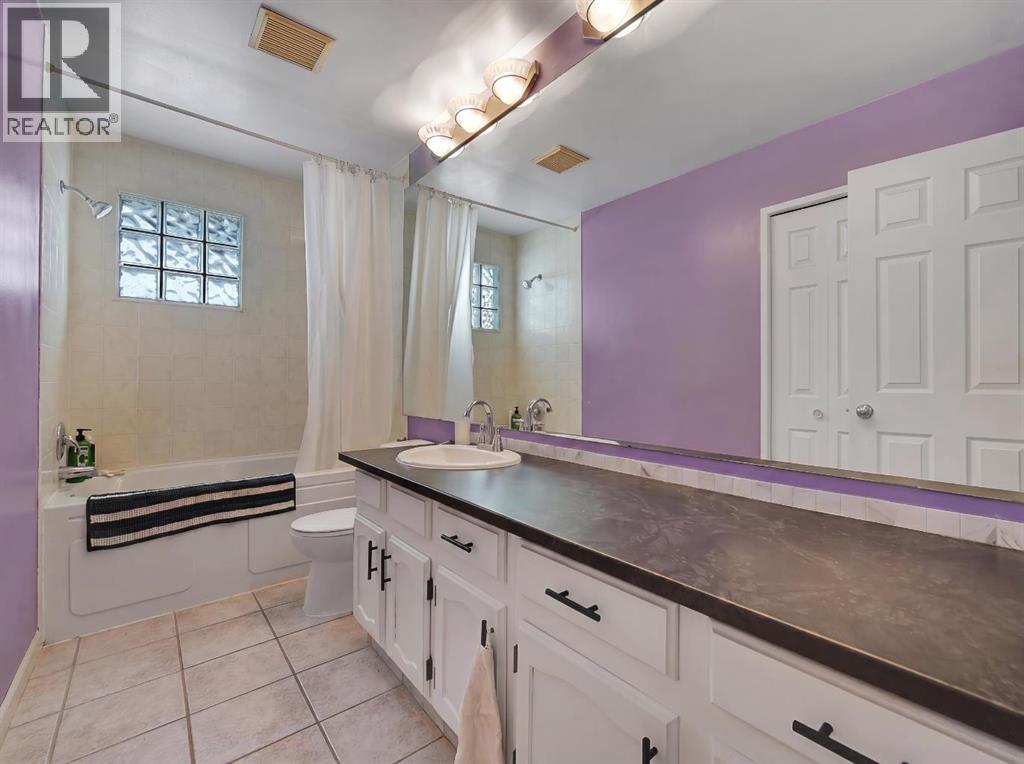 160 Strathcona Close SW - 10