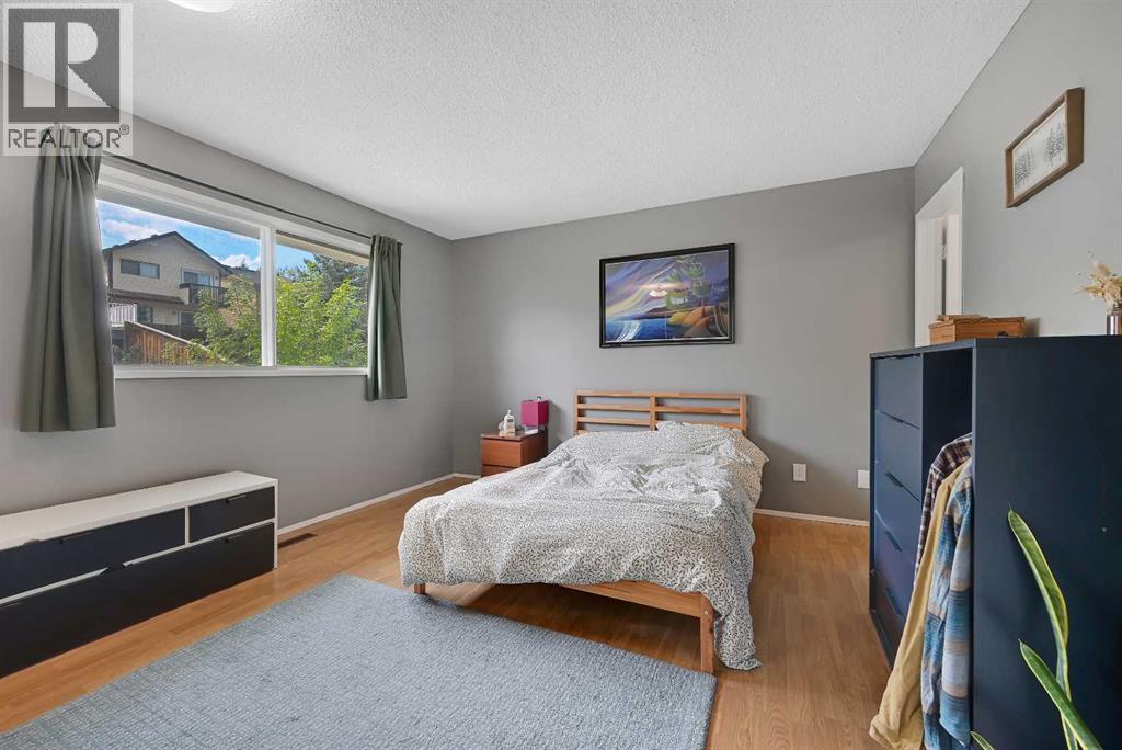 160 Strathcona Close SW - 11
