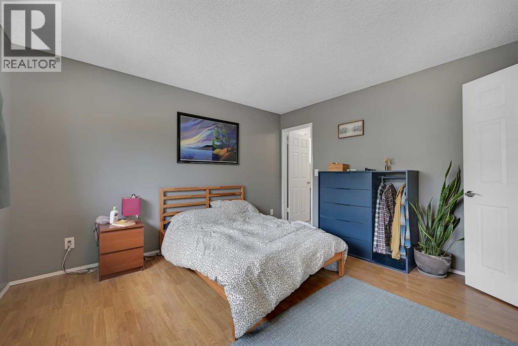 160 Strathcona Close SW - 12