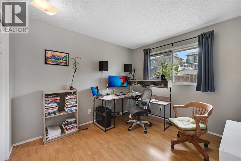 160 Strathcona Close SW - 13
