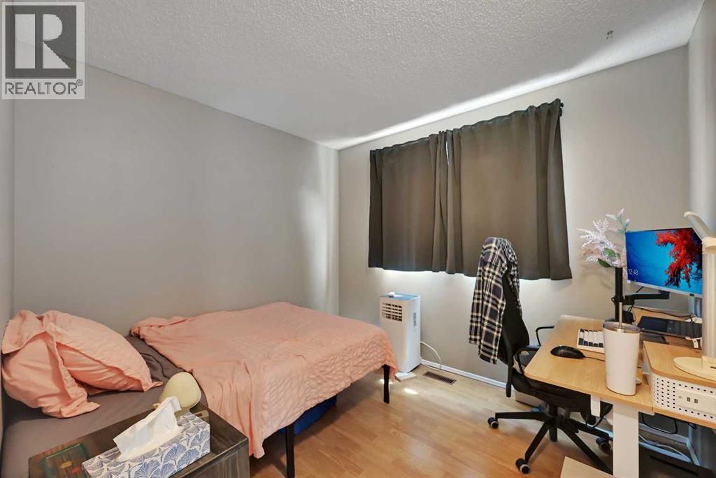 160 Strathcona Close SW - 15