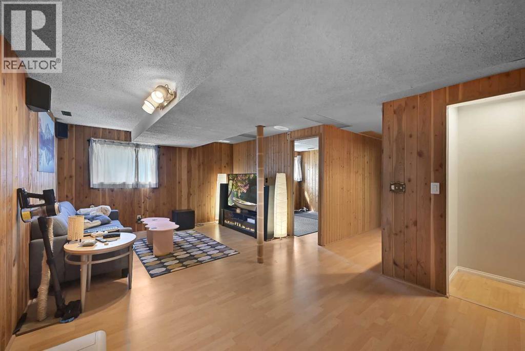 160 Strathcona Close SW - 16
