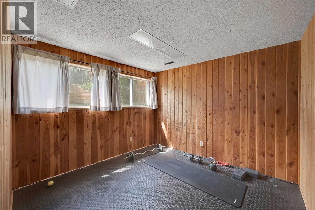 160 Strathcona Close SW - 18