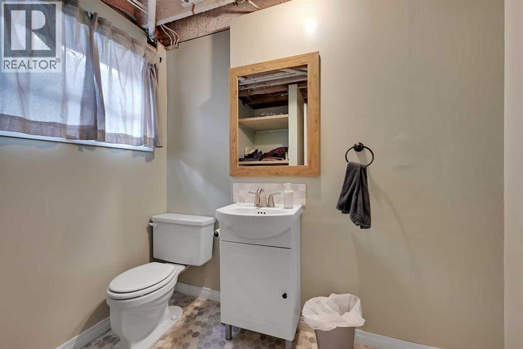 160 Strathcona Close SW - 19