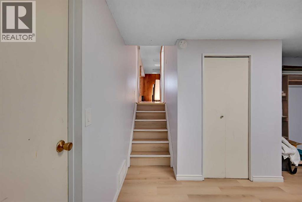 160 Strathcona Close SW - 20