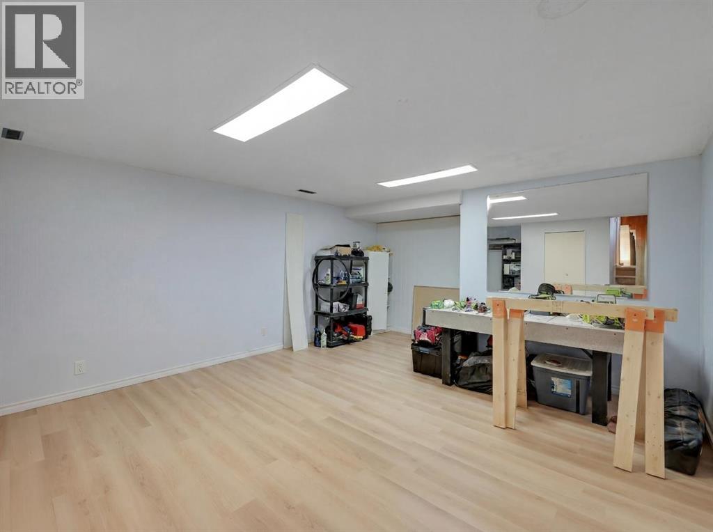 160 Strathcona Close SW - 21
