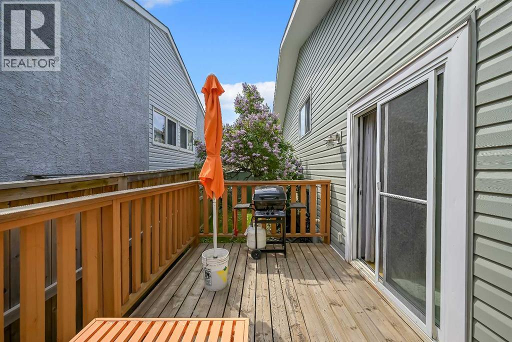 160 Strathcona Close SW - 22