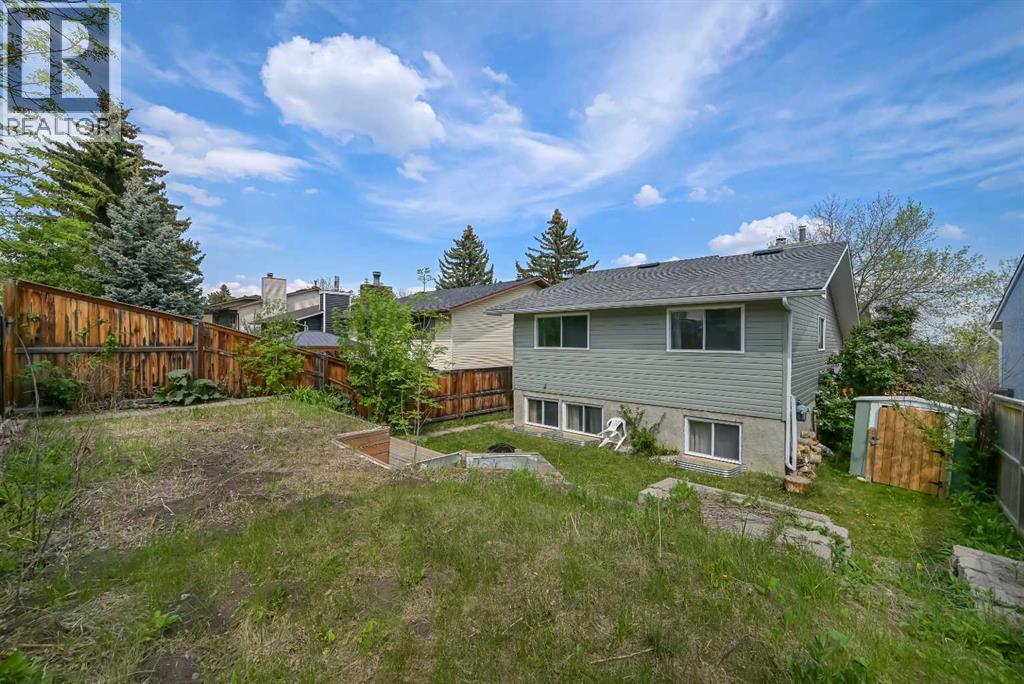 160 Strathcona Close SW - 24