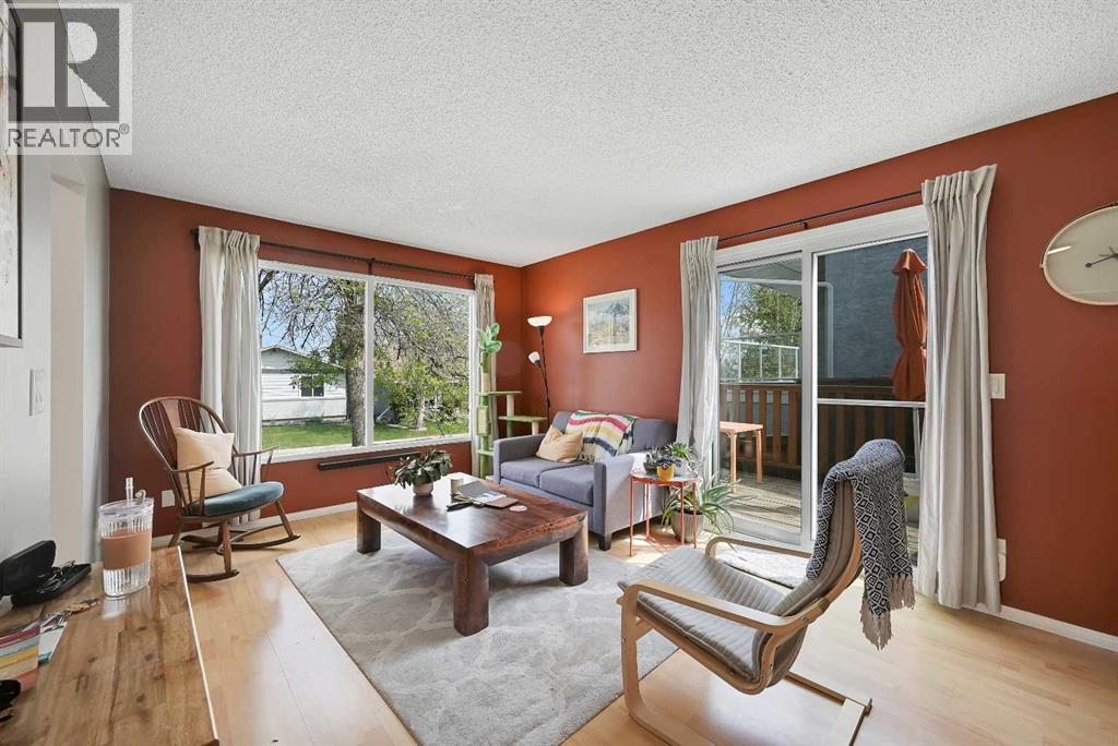 160 Strathcona Close SW - 4