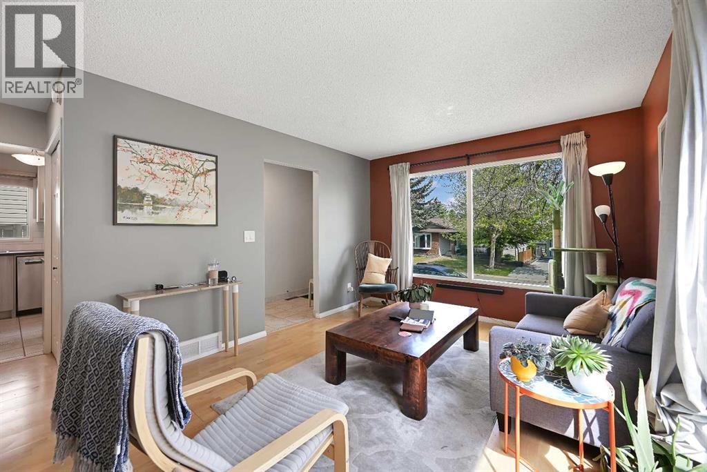 160 Strathcona Close SW - 5