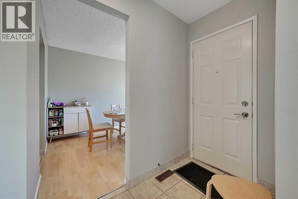 160 Strathcona Close SW - 6