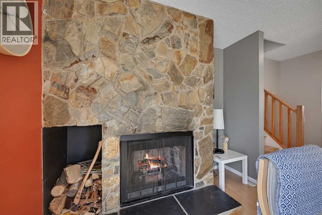160 Strathcona Close SW - 7