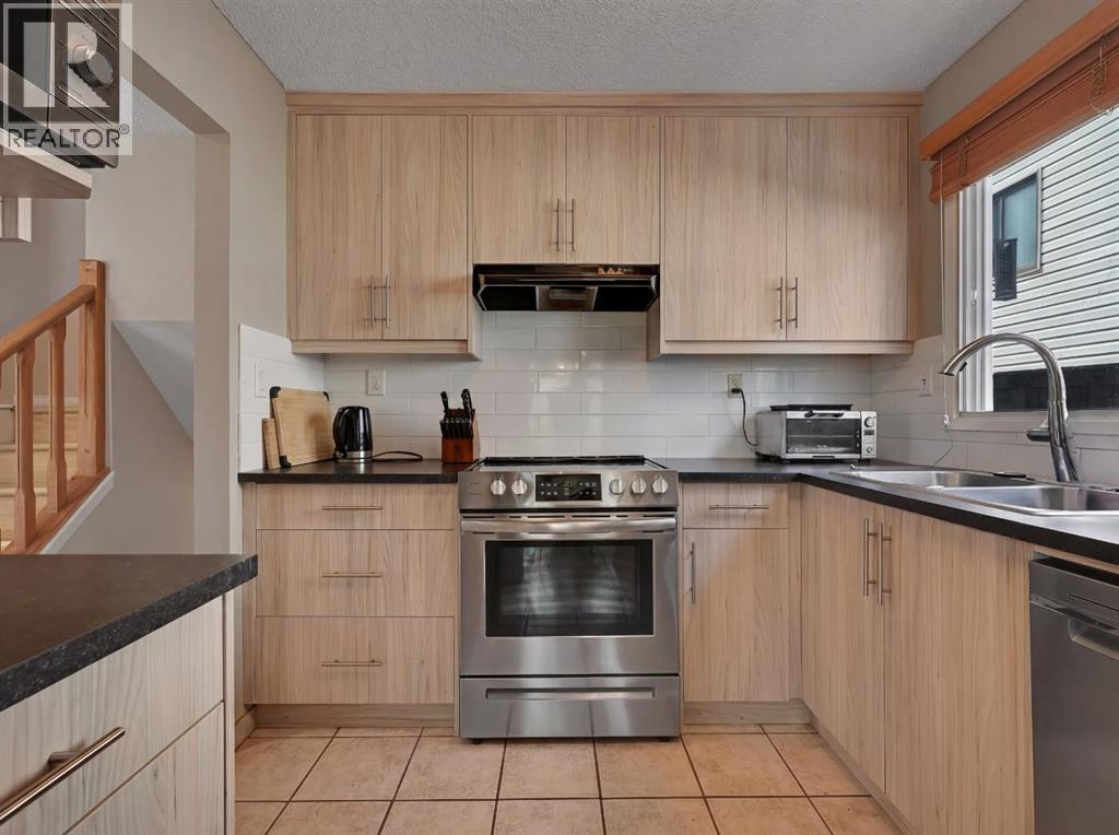 160 Strathcona Close SW - 9