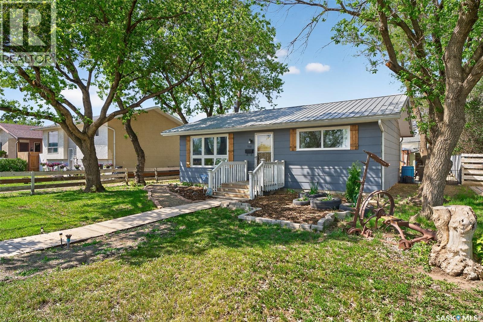 838 Ominica STREET W - Image 2