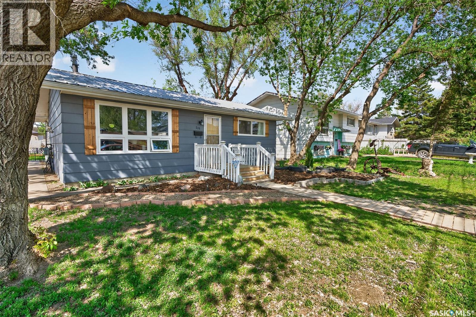 838 Ominica STREET W - Image 3