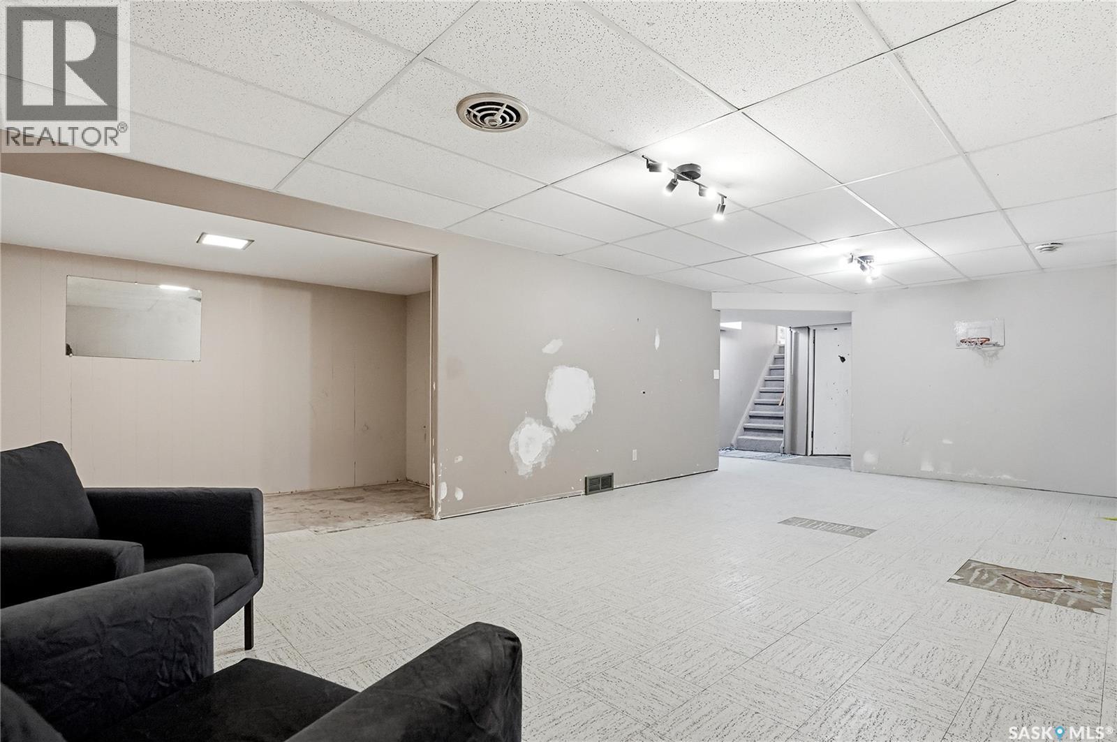 21 Potter CRESCENT - 27