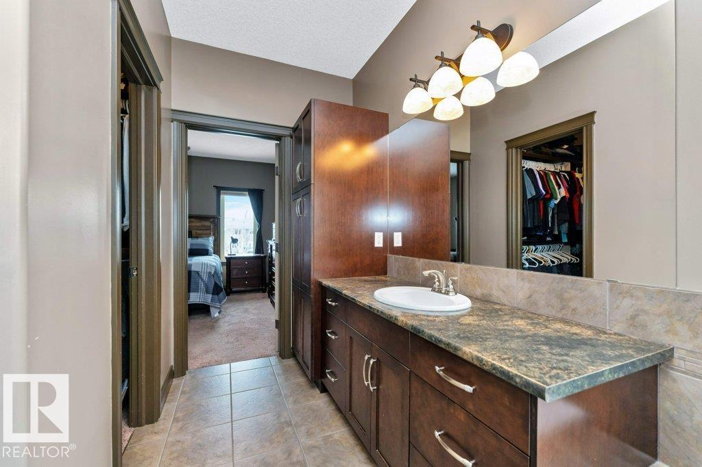 33 HILLCREST PT — photo 42