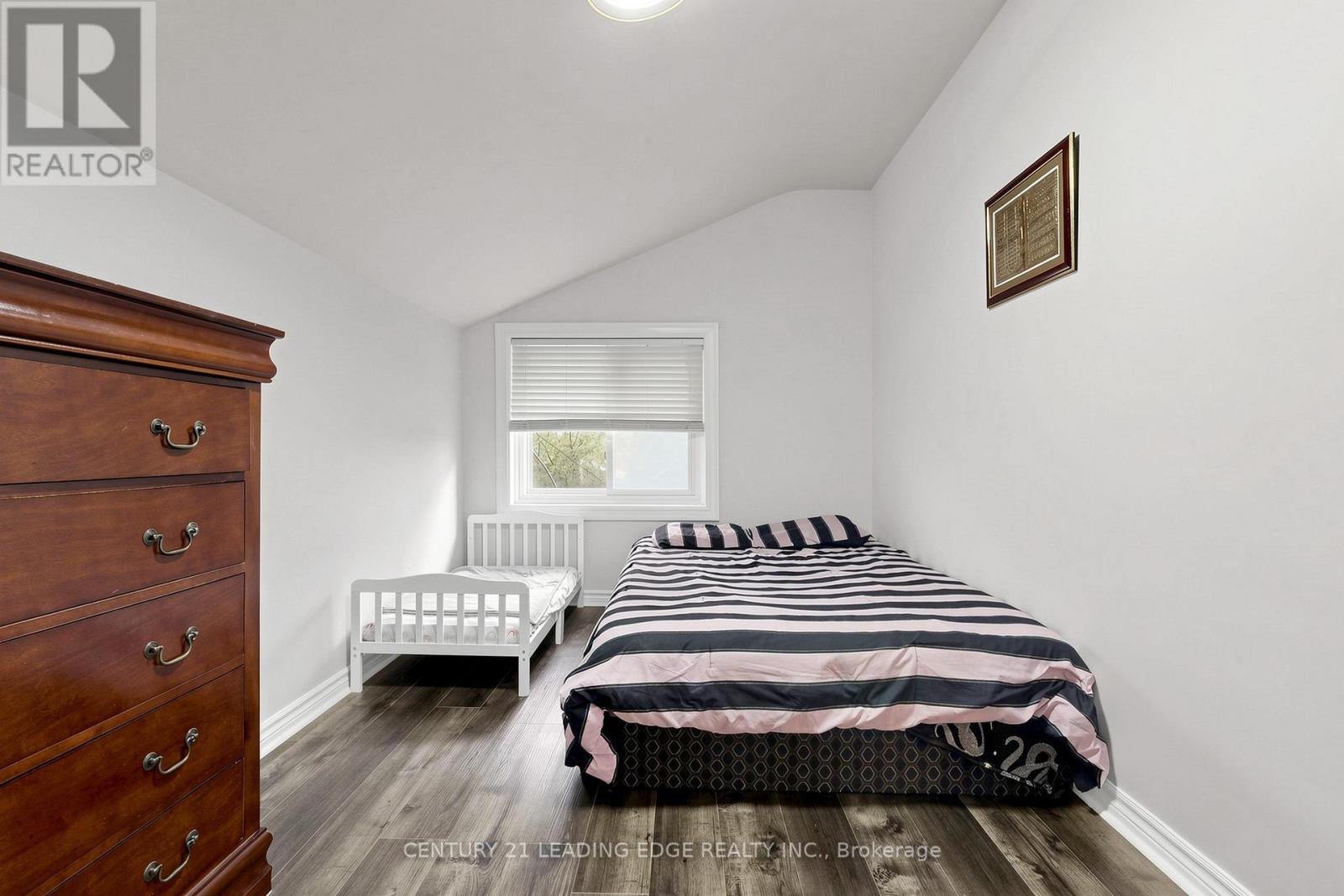 26 CARTIER CRESCENT - 32
