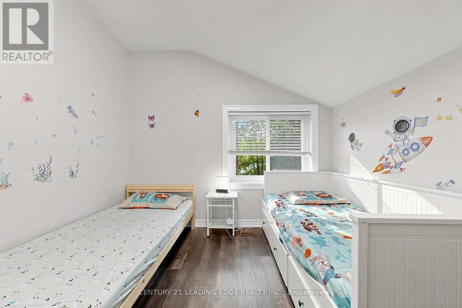 26 CARTIER CRESCENT - 34
