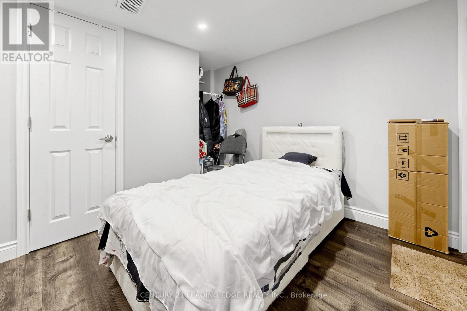 26 CARTIER CRESCENT - 40