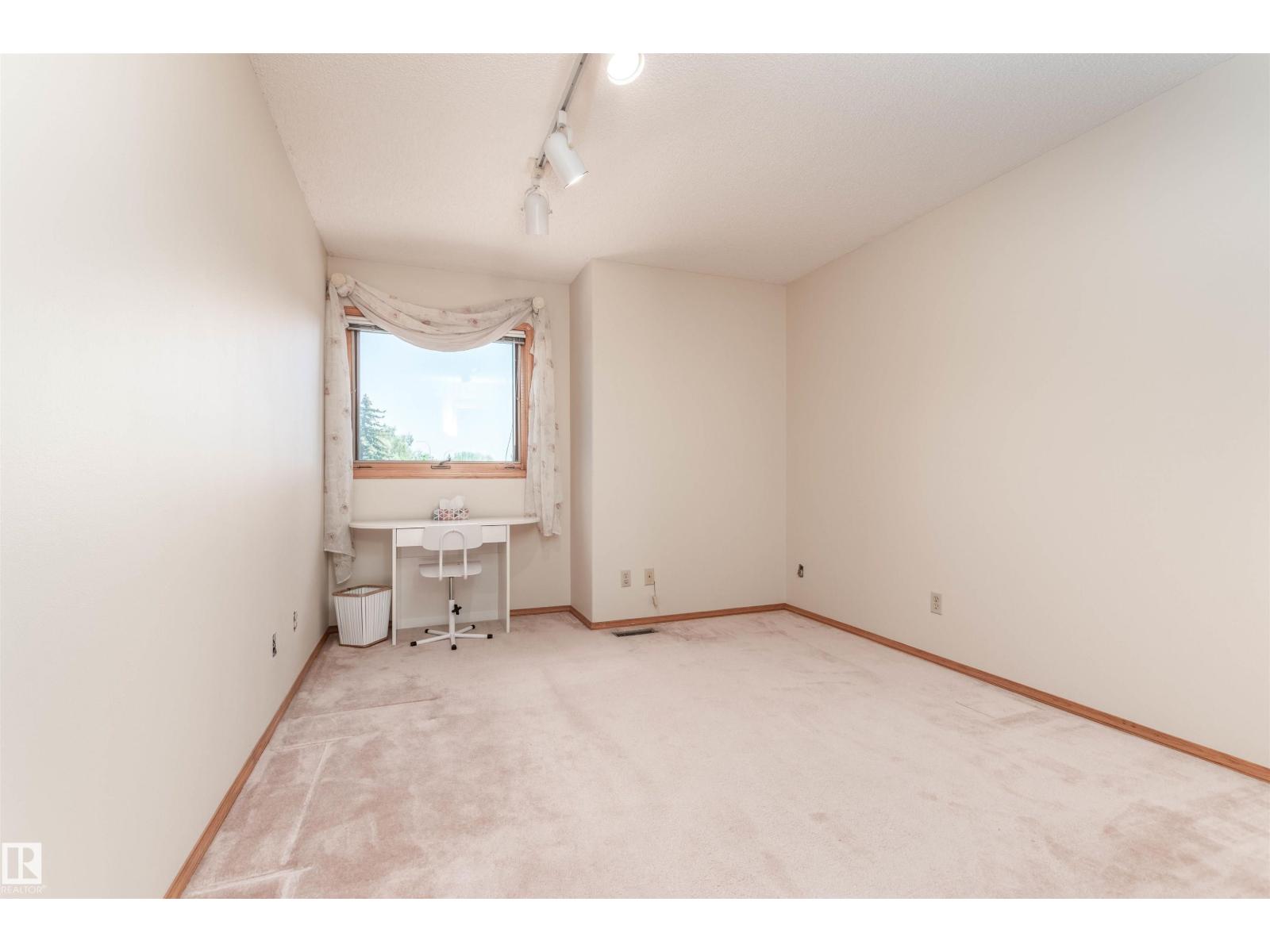 3 NEWPORT DR - 31